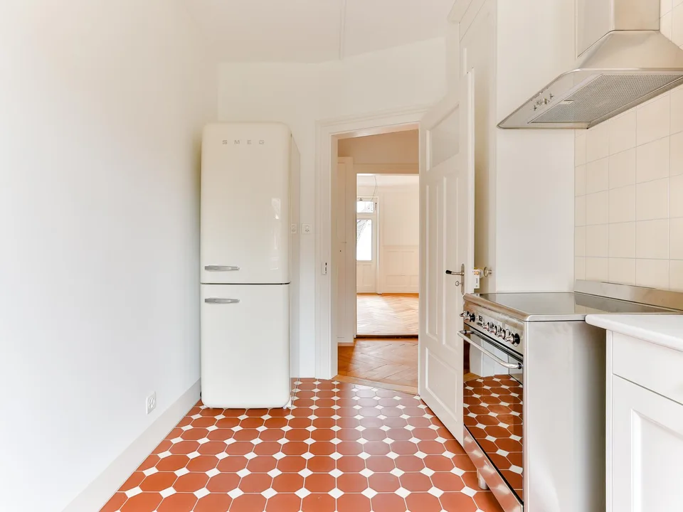 Lichtdurchfluteter 1910er Altbau im Kreis 5: 4 Zimmer, Balkon, Bad & Küche im englischen Landhausstil.