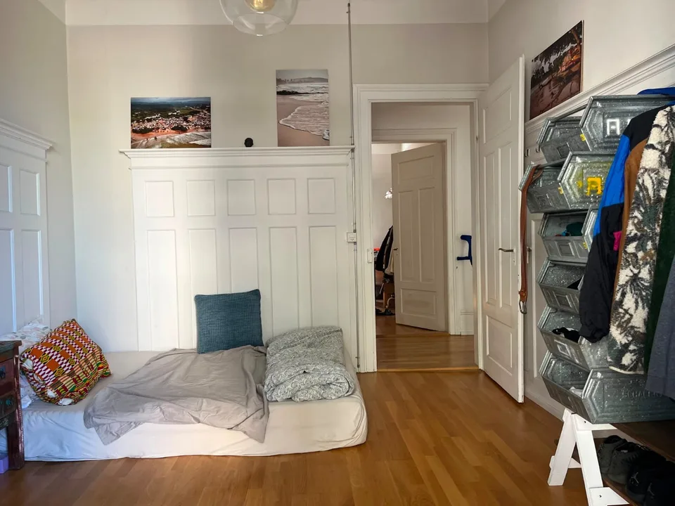 Grosszügiges WG-Zimmer mit eigenem Balkon im Kreis 4