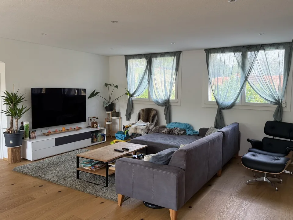 3½ ZIMMER-DACHWOHNUNG IN UNTERÄGERI (ZG), MÖBLIERT, TEMPORÄR