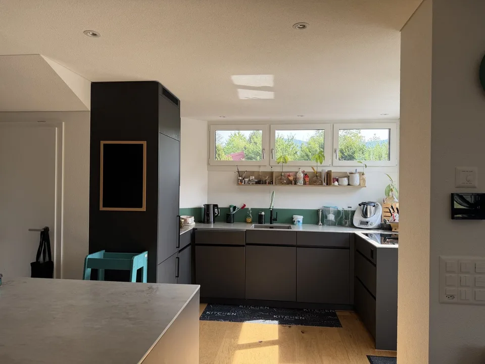 3½ ZIMMER-DACHWOHNUNG IN UNTERÄGERI (ZG), MÖBLIERT, TEMPORÄR