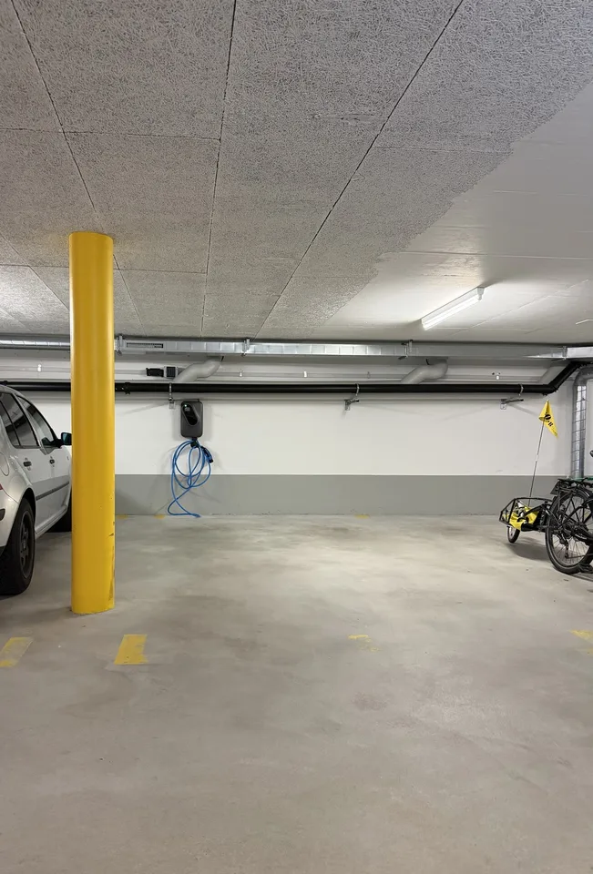 Parkplatz in Tiefgarage in Forch