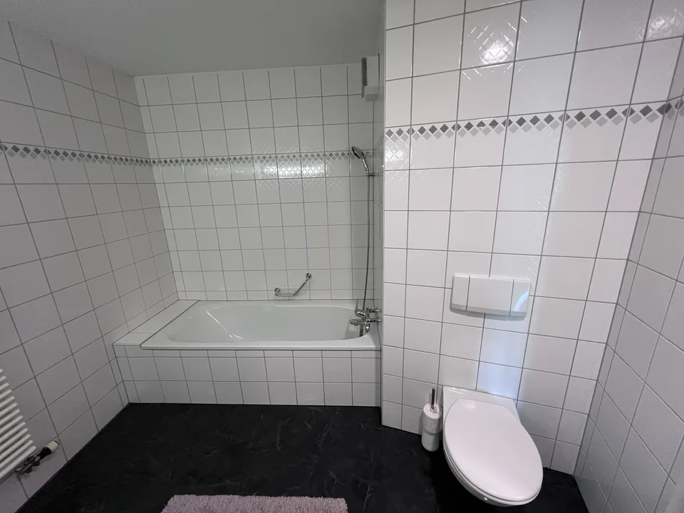 WG Zimmer zu vermieten in frisch renovierter Wohnung – Top Lage, alles inklusive!