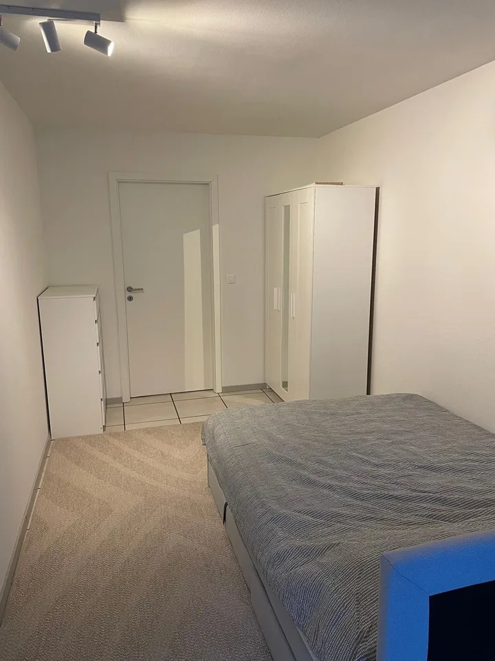 WG Zimmer zu vermieten in frisch renovierter Wohnung – Top Lage, alles inklusive!