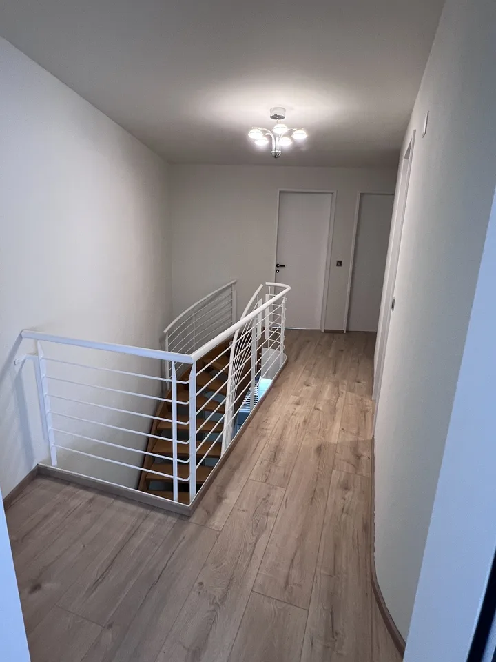 WG Zimmer zu vermieten in frisch renovierter Wohnung – Top Lage, alles inklusive!