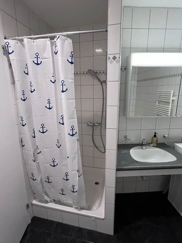 WG Zimmer zu vermieten in frisch renovierter Wohnung – Top Lage, alles inklusive!