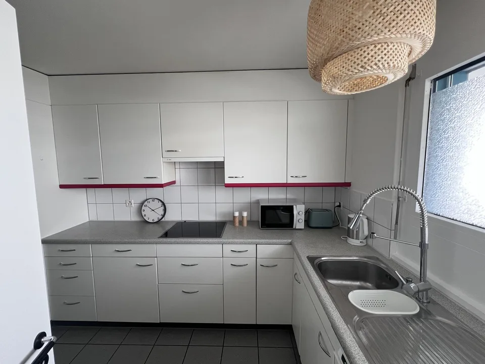 WG Zimmer zu vermieten in frisch renovierter Wohnung – Top Lage, alles inklusive!