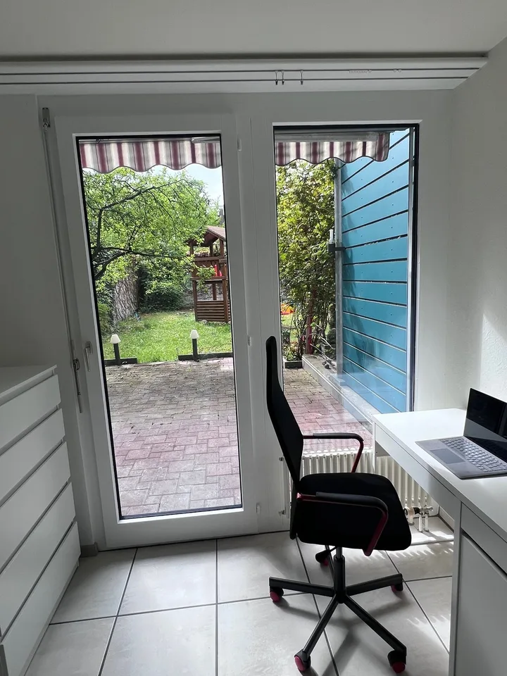WG Zimmer zu vermieten in frisch renovierter Wohnung – Top Lage, alles inklusive!