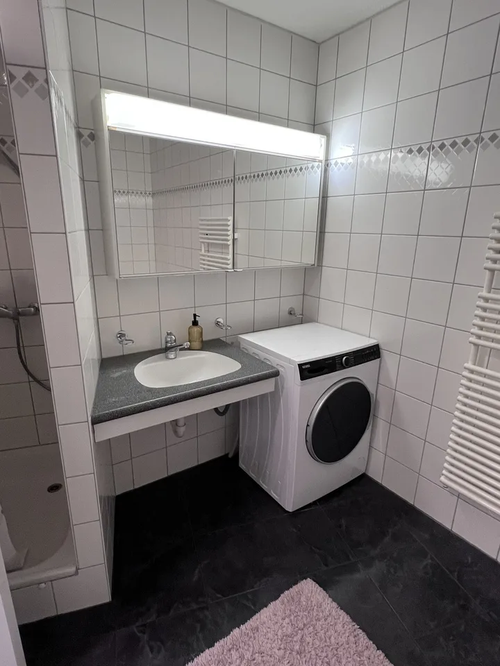 WG Zimmer zu vermieten in frisch renovierter Wohnung – Top Lage, alles inklusive!