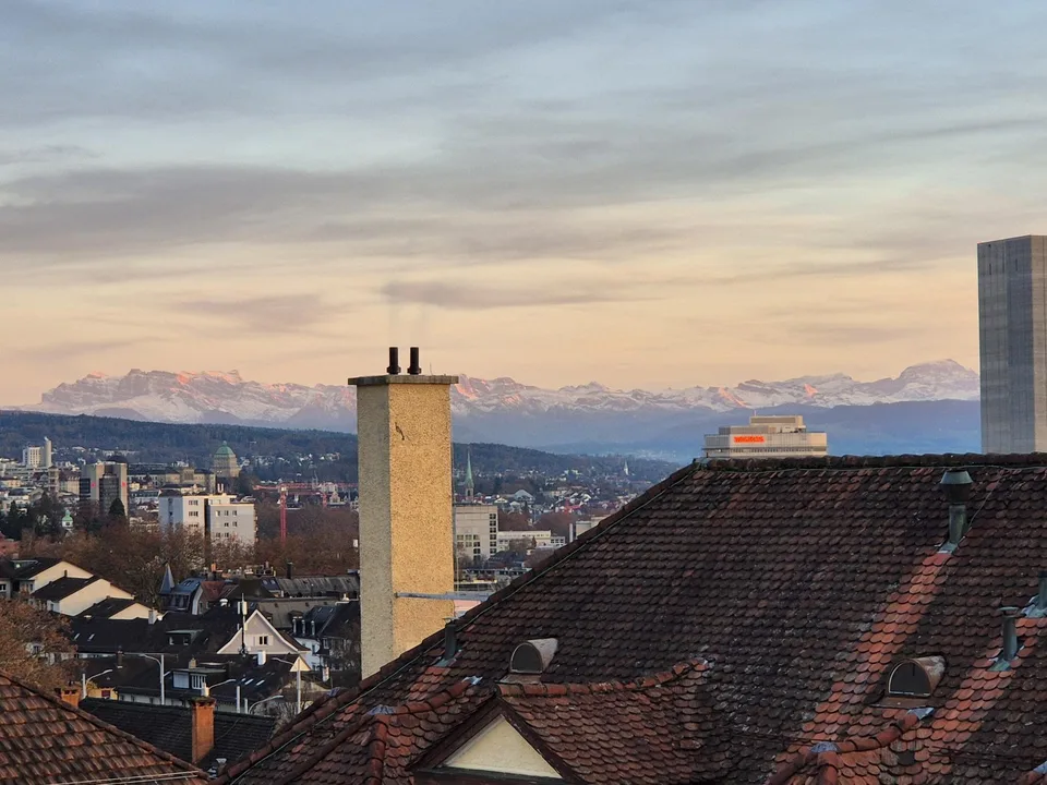 Helles Dach-Atelier / Studio mit Alpenblick in Zürich