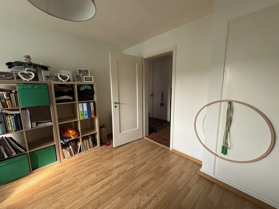 Spacious, big bedroom in beautiful Hönggerberg area - long term stays only!