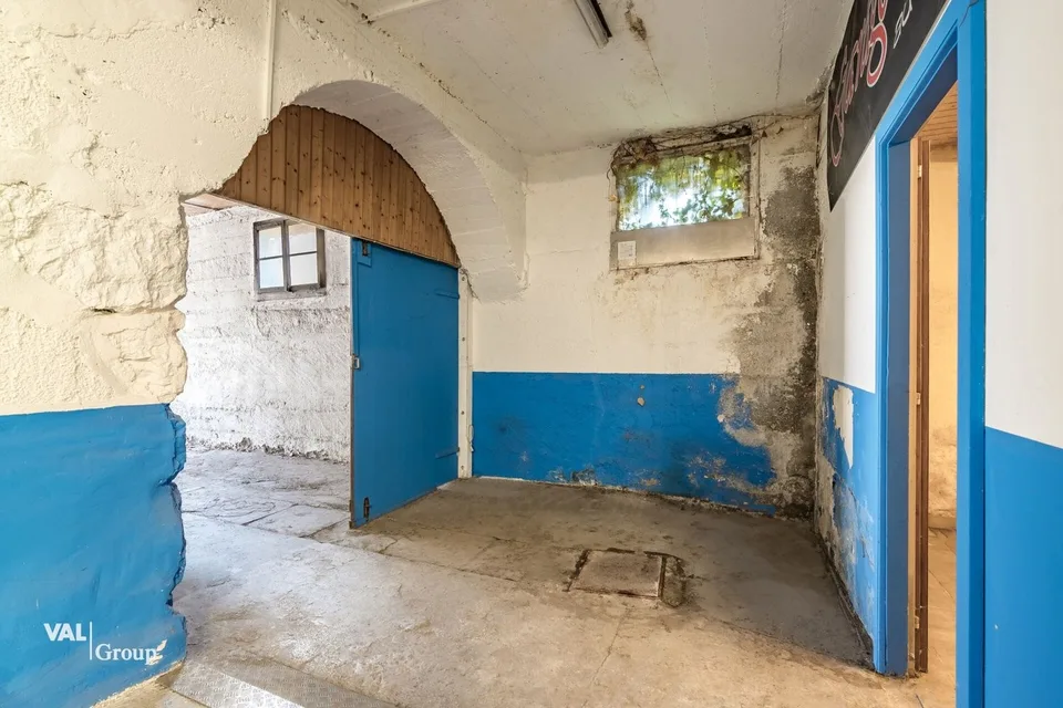 Appartement 4,5 pces, avec atelier dépôt de 64 m2, à rénover