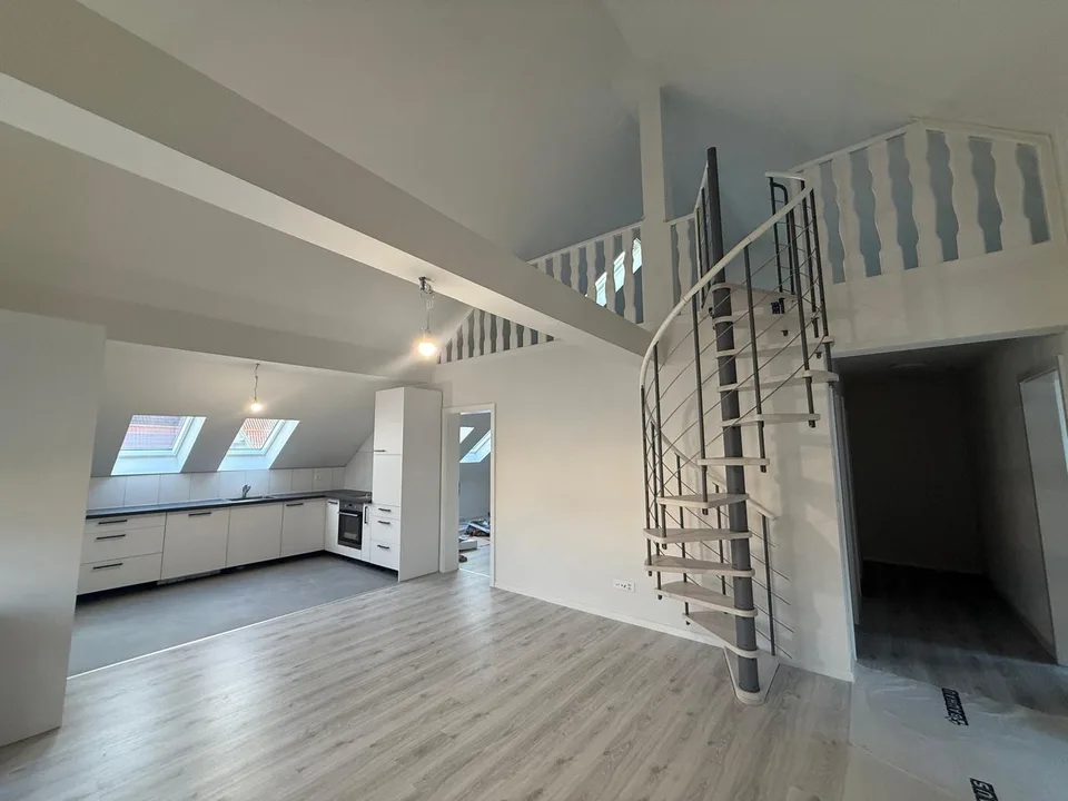 Attraktive 4.5-Zimmer-Attikawohnung mit Gartenplatz & Swimmingpool in Pieterlen