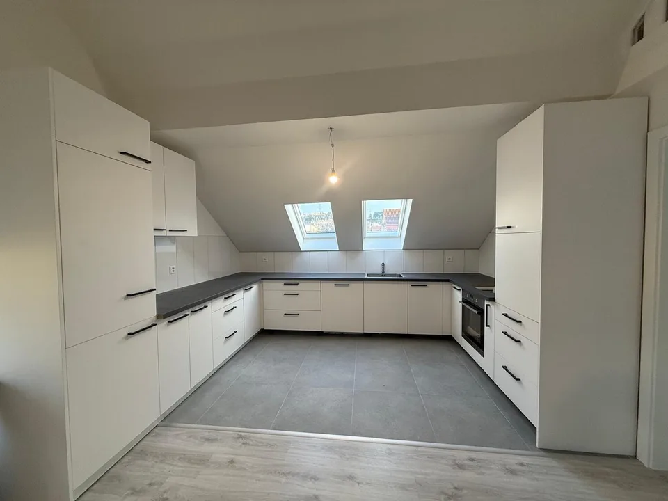 Attraktive 4.5-Zimmer-Attikawohnung mit Gartenplatz & Swimmingpool in Pieterlen