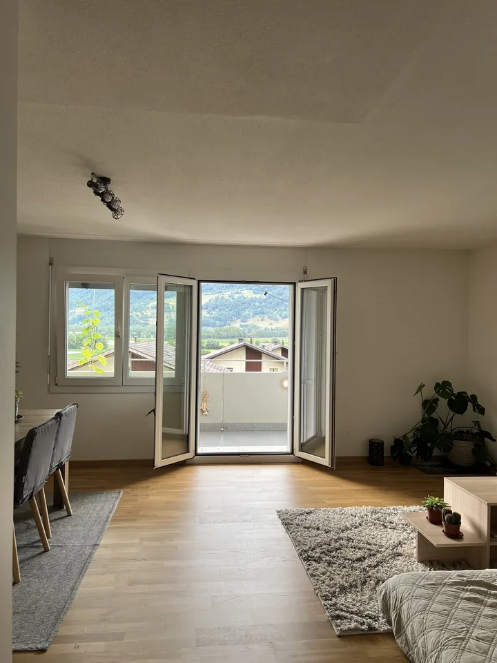 Helle und geräumige 4.5-Zimmer-Wohnung mit Balkon in Igis
