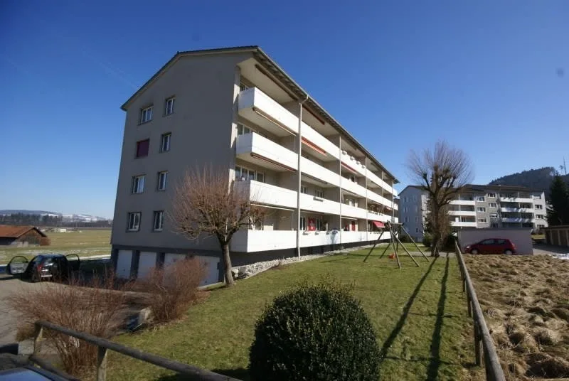 schöne, moderne 2-Zimmerwohnung mit grossem Balkon an ruhiger Lage