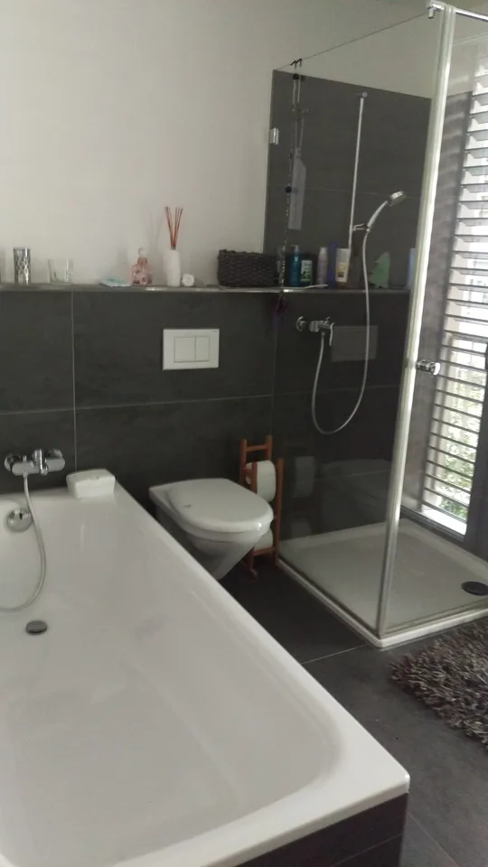 Helle, moderne Wohnung im 2. Stock