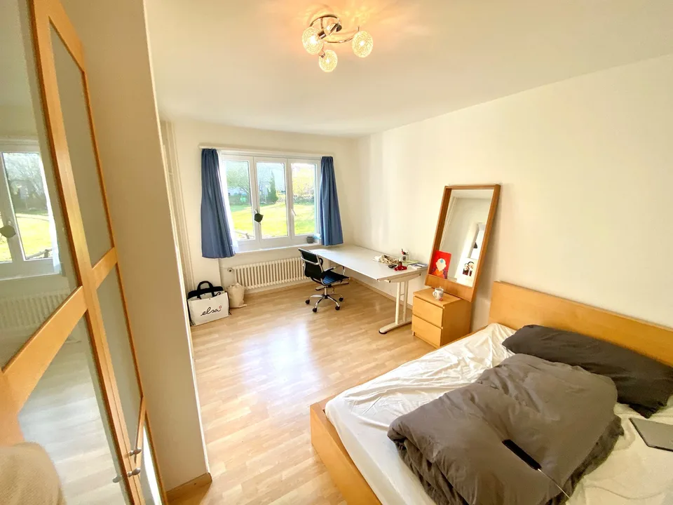 Grosses WG-Zimmer mit idealer Verkehrs-/ÖV Anbindung :)