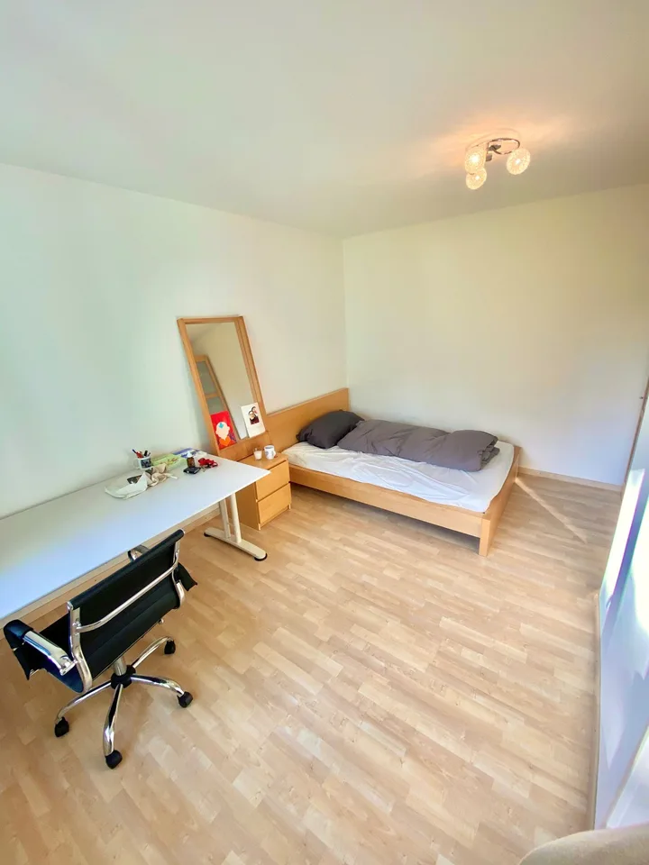 Grosses WG-Zimmer mit idealer Verkehrs-/ÖV Anbindung :)