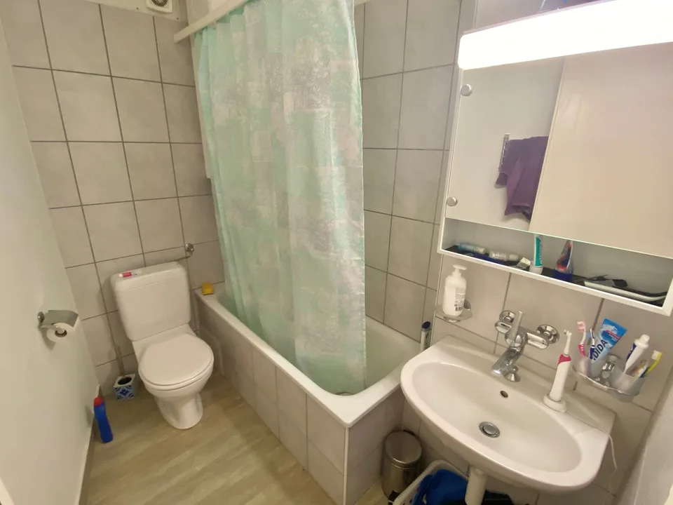 Grosses WG-Zimmer mit idealer Verkehrs-/ÖV Anbindung :)