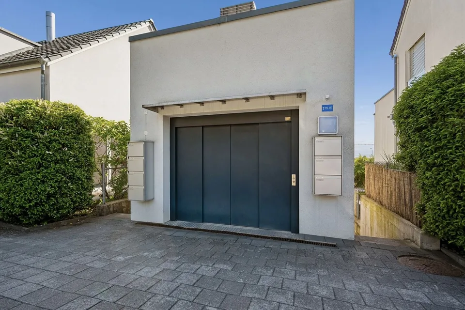 Attraktive 5.5-Zimmer-Doppeleinfamilienhaushälfte auf vier Ebenen - geräumig und pflegeleicht