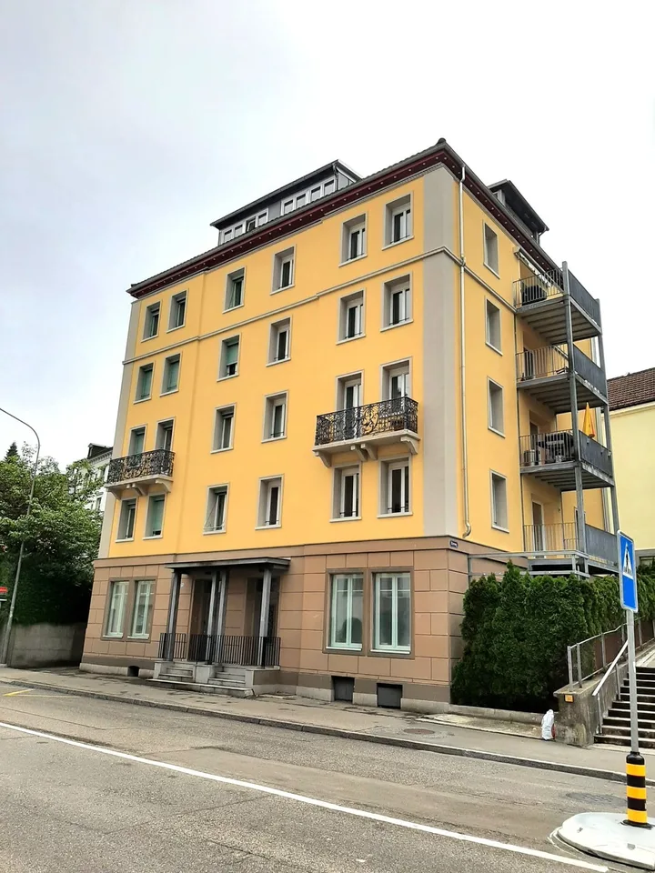 schöne Altbau-Dachwohnung mit grossem Balkon