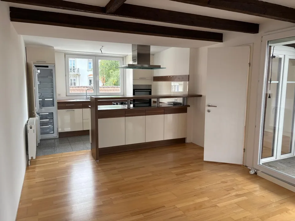 schöne Altbau-Dachwohnung mit grossem Balkon