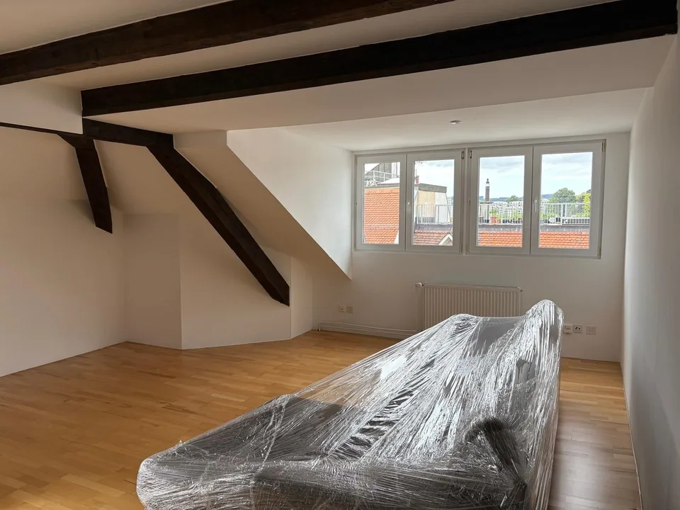 schöne Altbau-Dachwohnung mit grossem Balkon