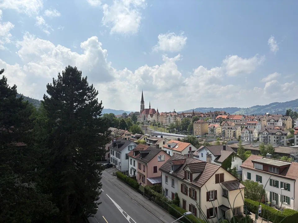 schöne Altbau-Dachwohnung mit grossem Balkon