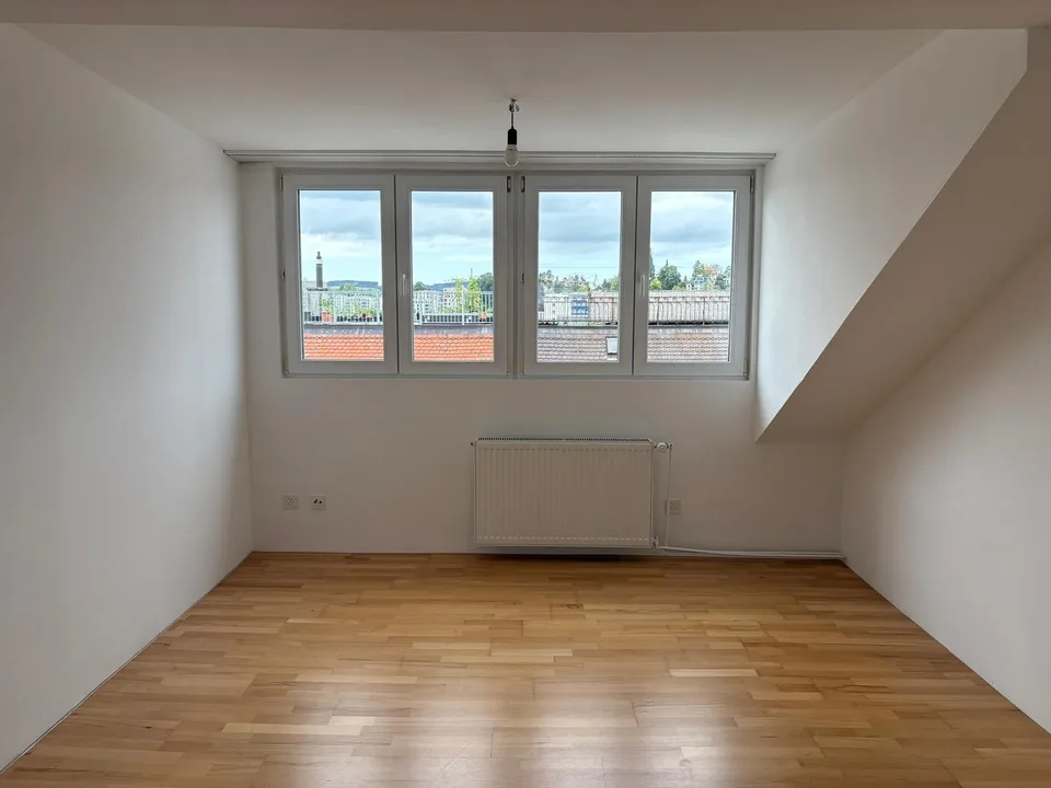 schöne Altbau-Dachwohnung mit grossem Balkon