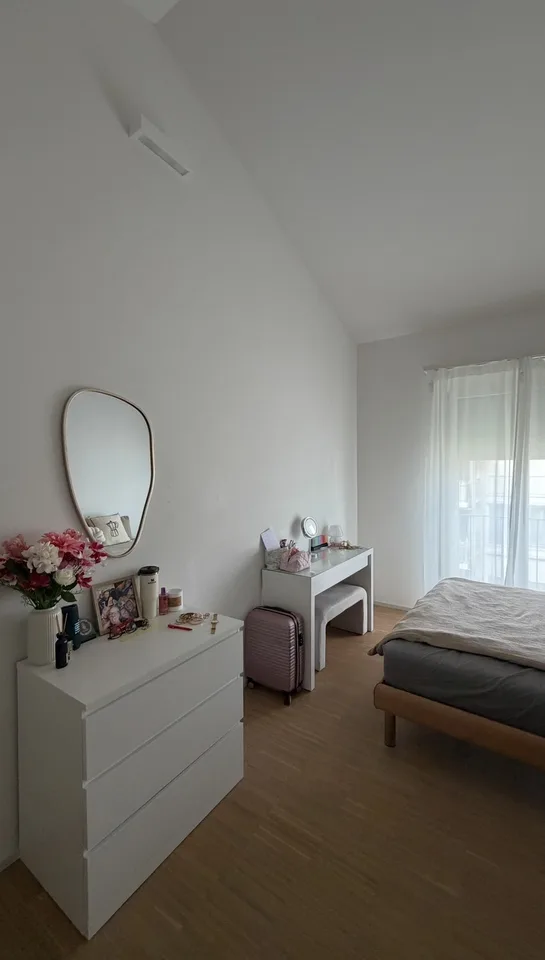 I üsere moderne und sunnedurstahlte 4.5 zimmer Wohnig wird es Zimmer frei☀️