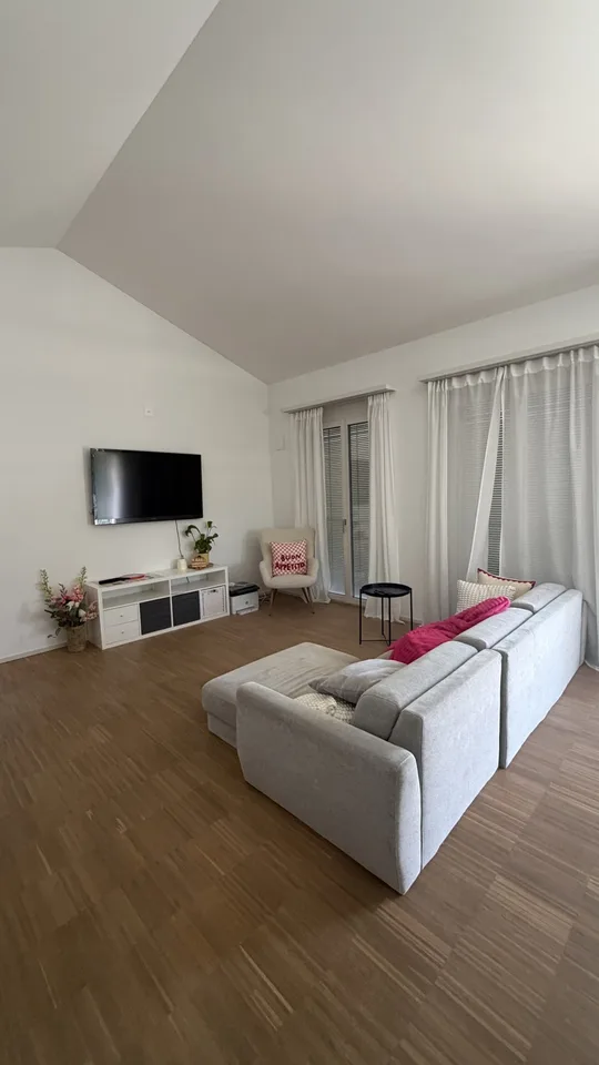 I üsere moderne und sunnedurstahlte 4.5 zimmer Wohnig wird es Zimmer frei☀️