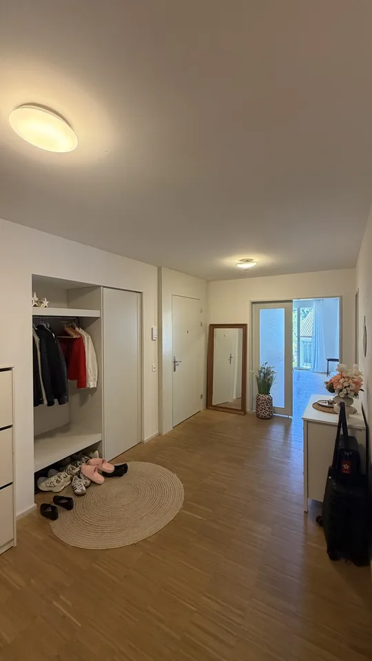 I üsere moderne und sunnedurstahlte 4.5 zimmer Wohnig wird es Zimmer frei☀️