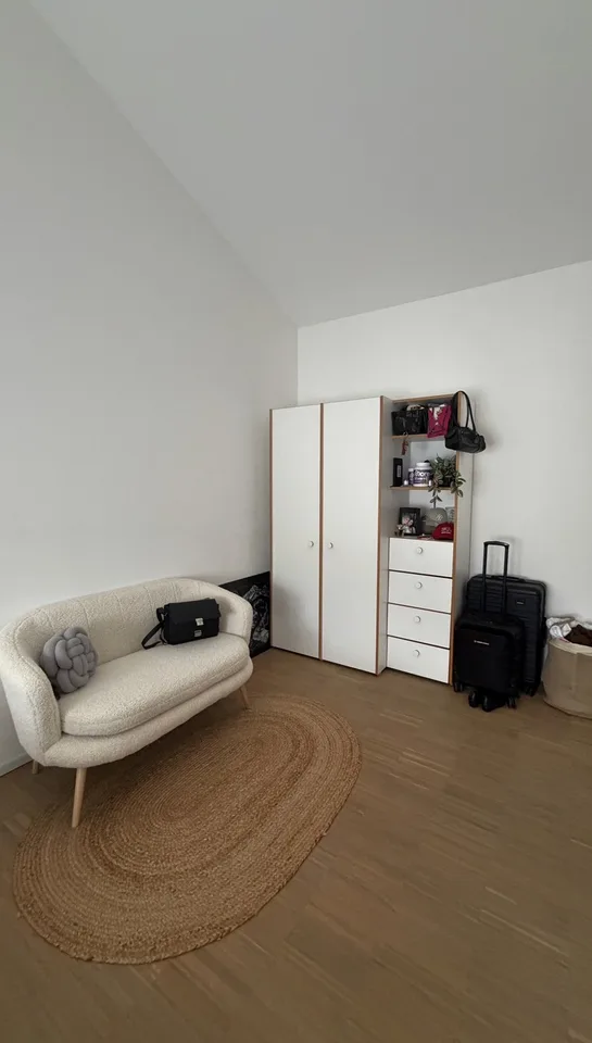 I üsere moderne und sunnedurstahlte 4.5 zimmer Wohnig wird es Zimmer frei☀️