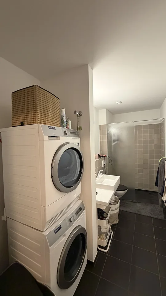 I üsere moderne und sunnedurstahlte 4.5 zimmer Wohnig wird es Zimmer frei☀️