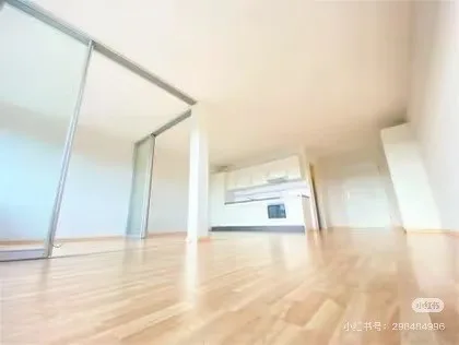 Modern, bright 1.5-room studio with private washer/dryer in Zurich-Seebach (from Sep 1st, 2026)