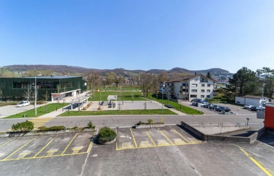 Parkplatz vor Ostseite der Liegenschaft