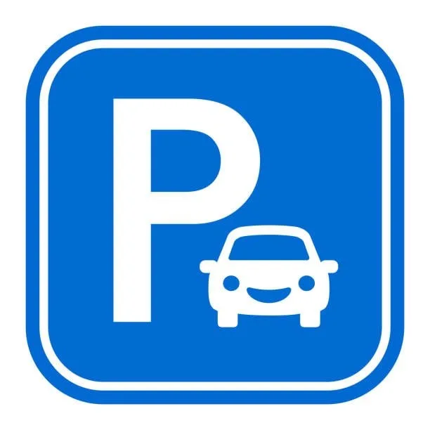 Parkplatz vor Ostseite der Liegenschaft