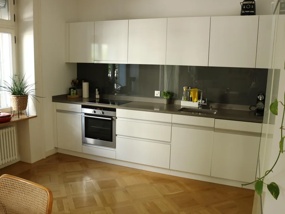 Helles Zimmer in schöner Altbauwohnung im Kreis 4