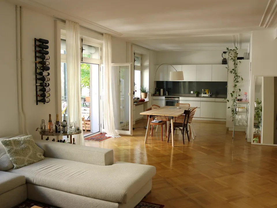 Helles Zimmer in schöner Altbauwohnung im Kreis 4