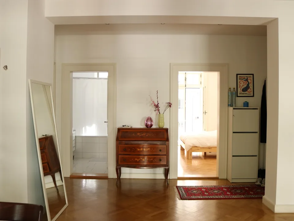 Helles Zimmer in schöner Altbauwohnung im Kreis 4