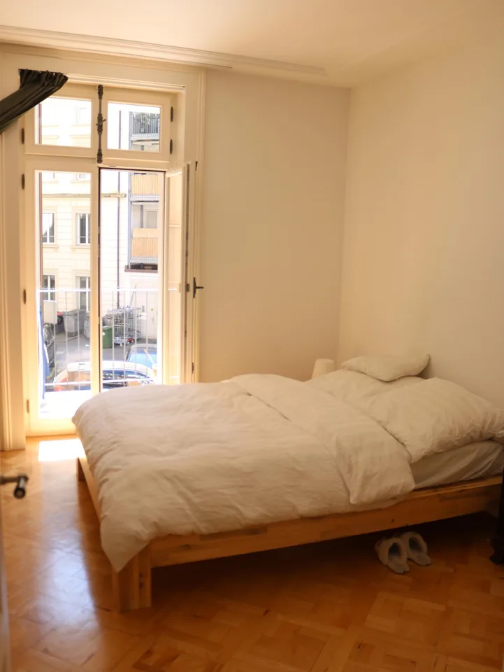Helles Zimmer in schöner Altbauwohnung im Kreis 4
