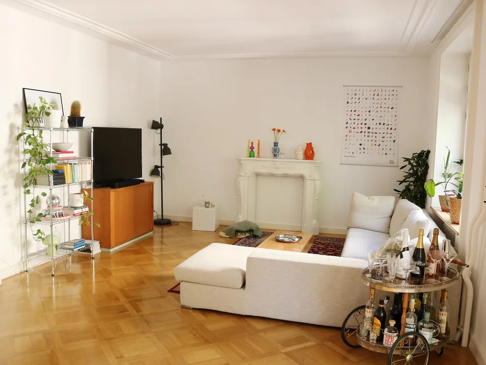 Helles Zimmer in schöner Altbauwohnung im Kreis 4