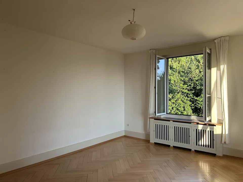 Large room with balcony and amazing views in shared house
