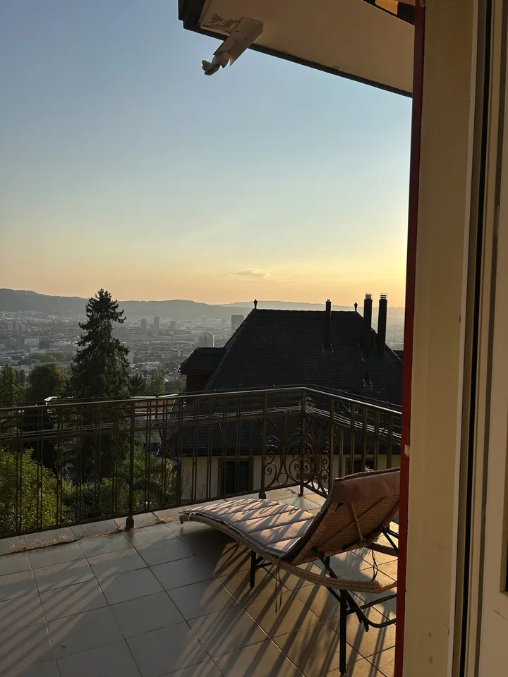 Large room with balcony and amazing views in shared house