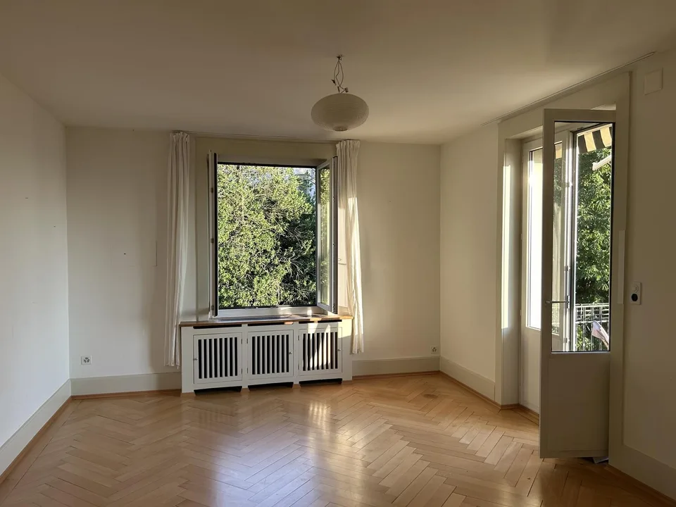 Large room with balcony and amazing views in shared house