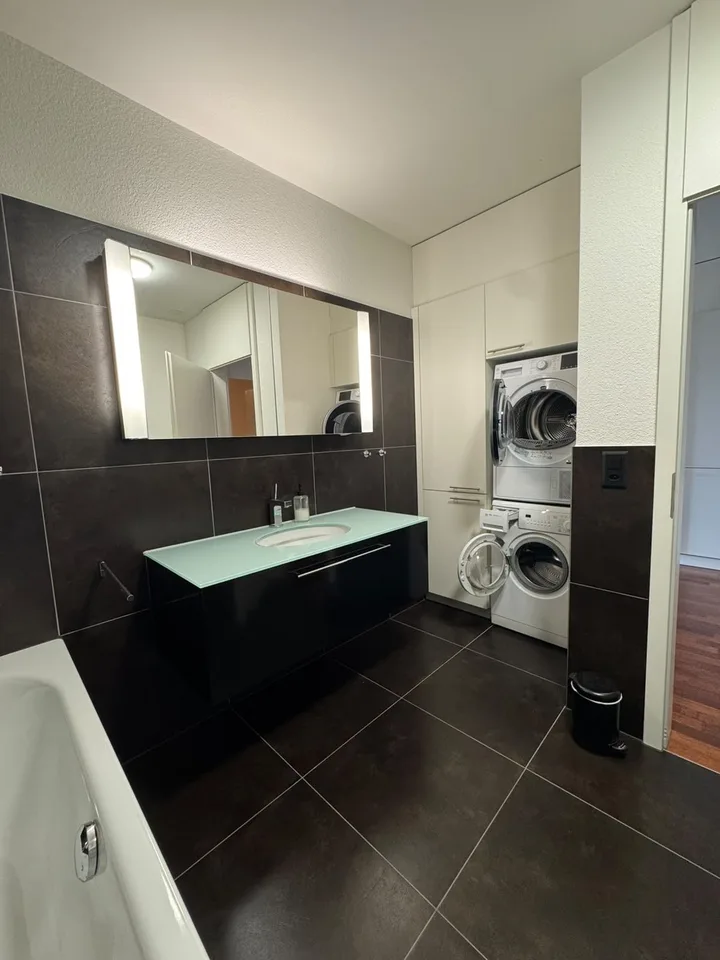 Helle 2.5-Zimmer-Wohnung mit Terrasse und Weitblick in Zürich beim Triemli