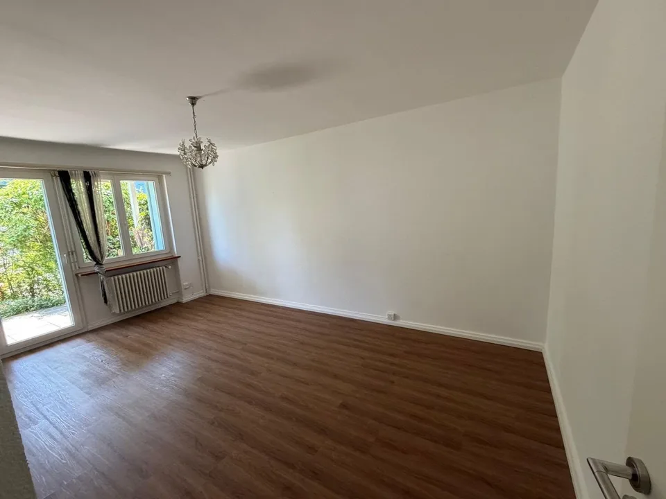 Gemütilches Zimmer in Frauen WG -5 Min-Zum Bahnhof