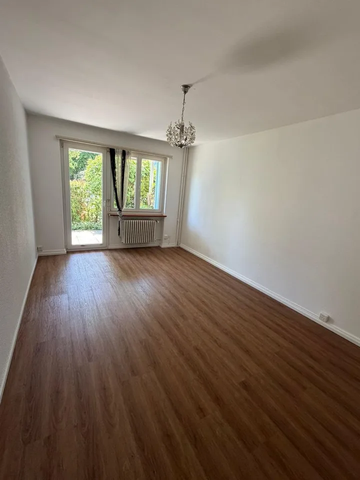 Gemütilches Zimmer in Frauen WG -5 Min-Zum Bahnhof