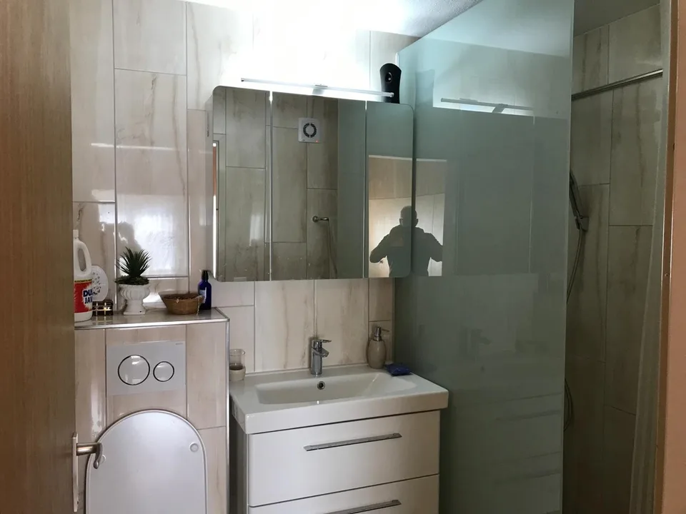1 Zimmer mit WC/Dusche - ohne Küche - möbiliert - mit Internet