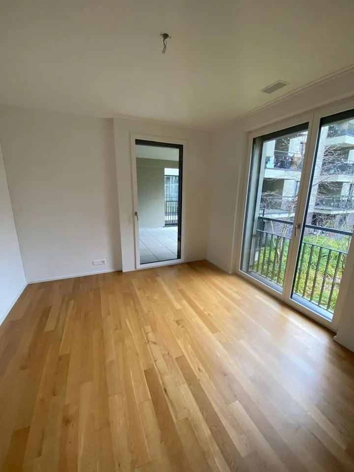 4.5 Zimmer Wohnung + Einstellhallenplatz